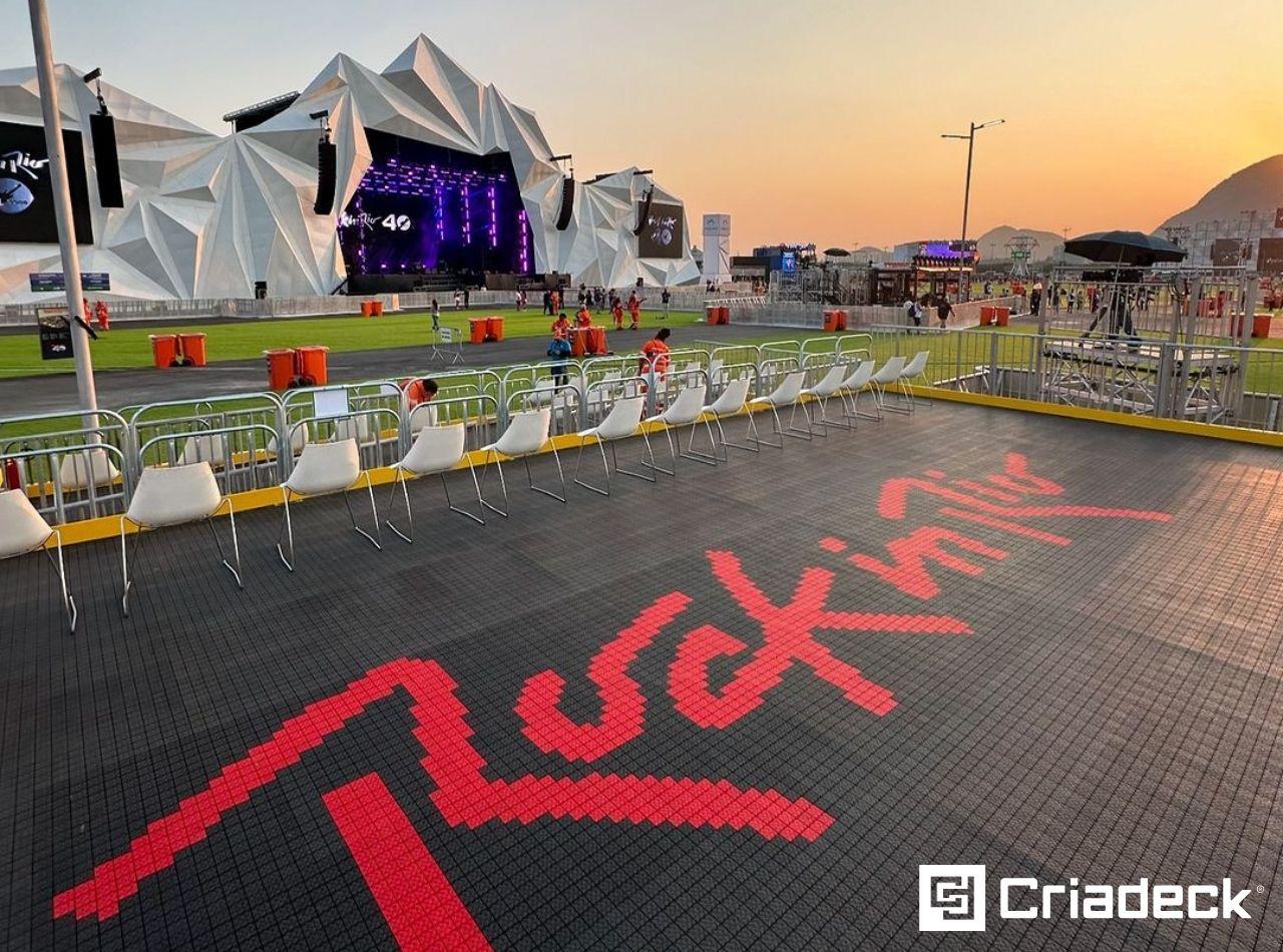 Pisos plásticos personalizados da Criadeck garantem acessibilidade no Rock in Rio 2024.